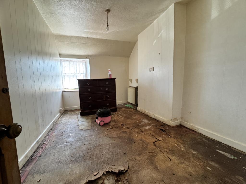 Lot: 14 - COMMERCIAL PREMISES WITH ONE-BEDROOM MAISONETTE - Bedroom to flat
